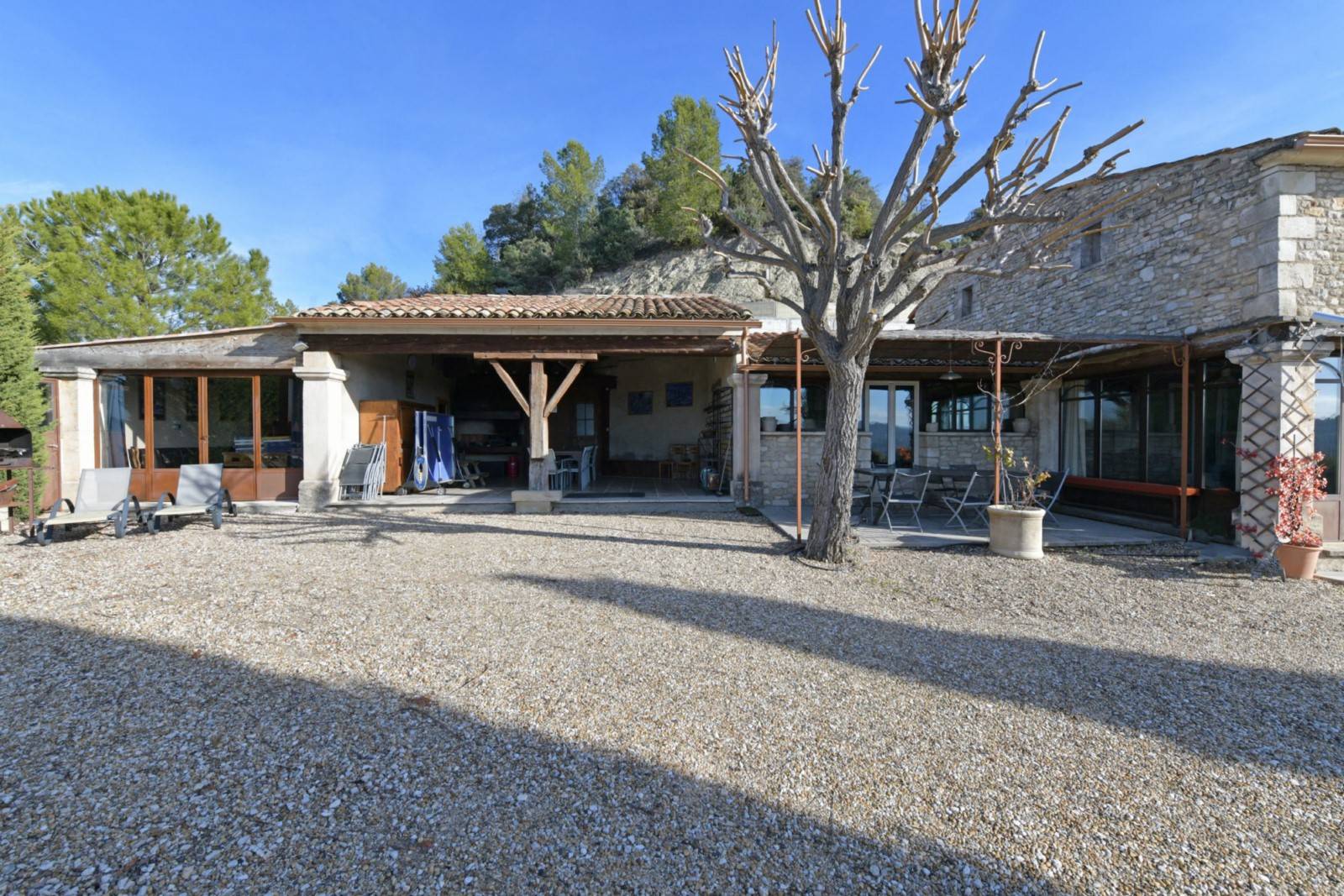 Near Gordes: hillside leisure property