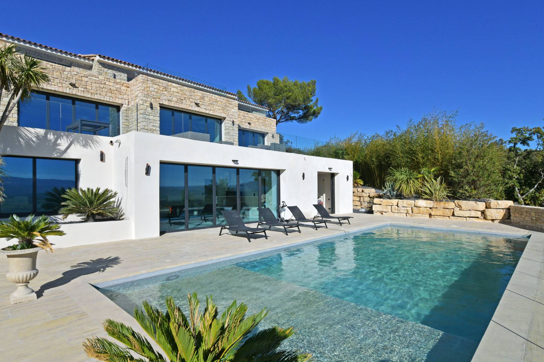 Piscine avec vue panoramique sur le Luberon