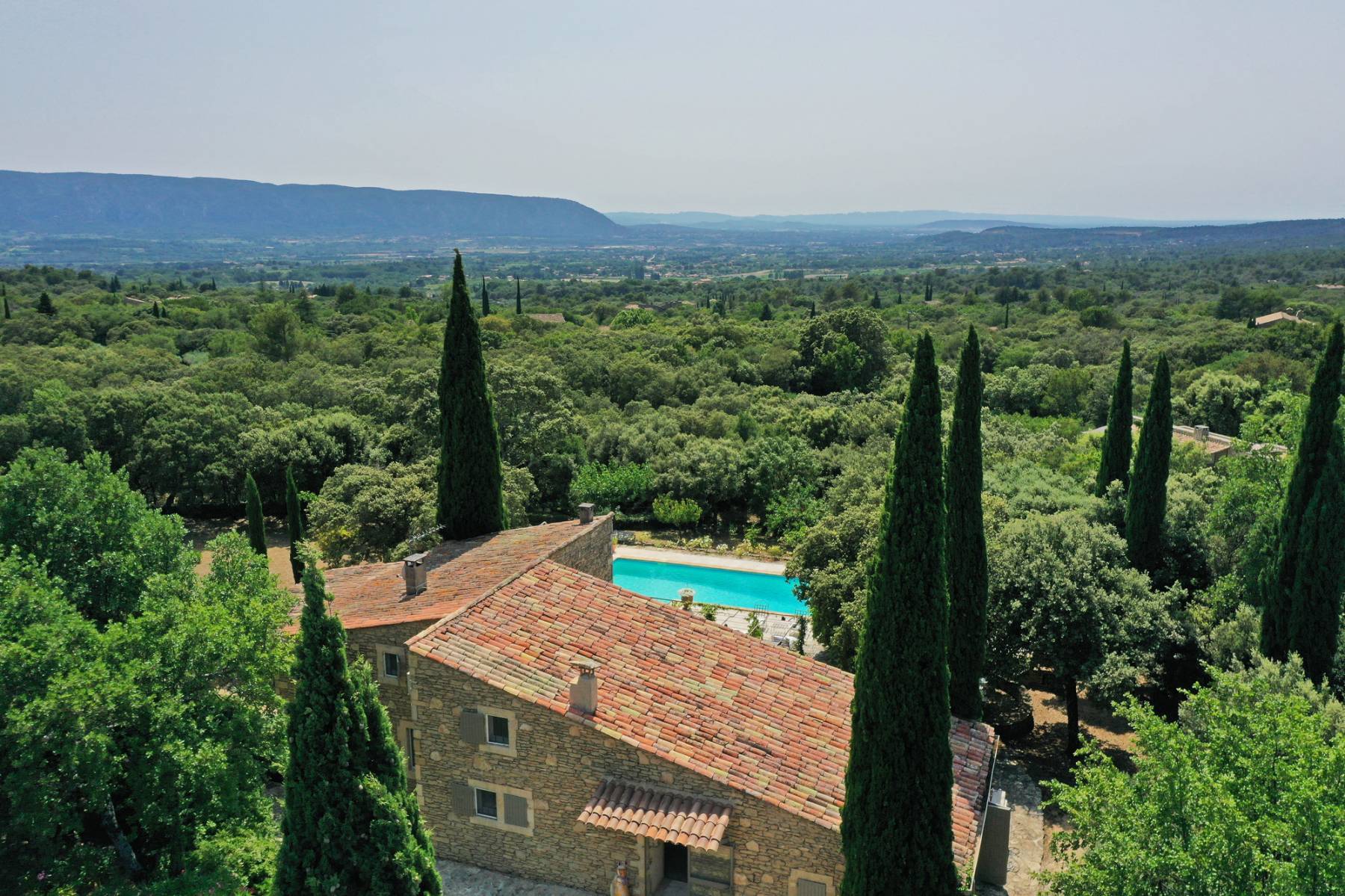 Rental of a Stone Provençal House in Gordes with a Large Pool for an Authentic Vacation
