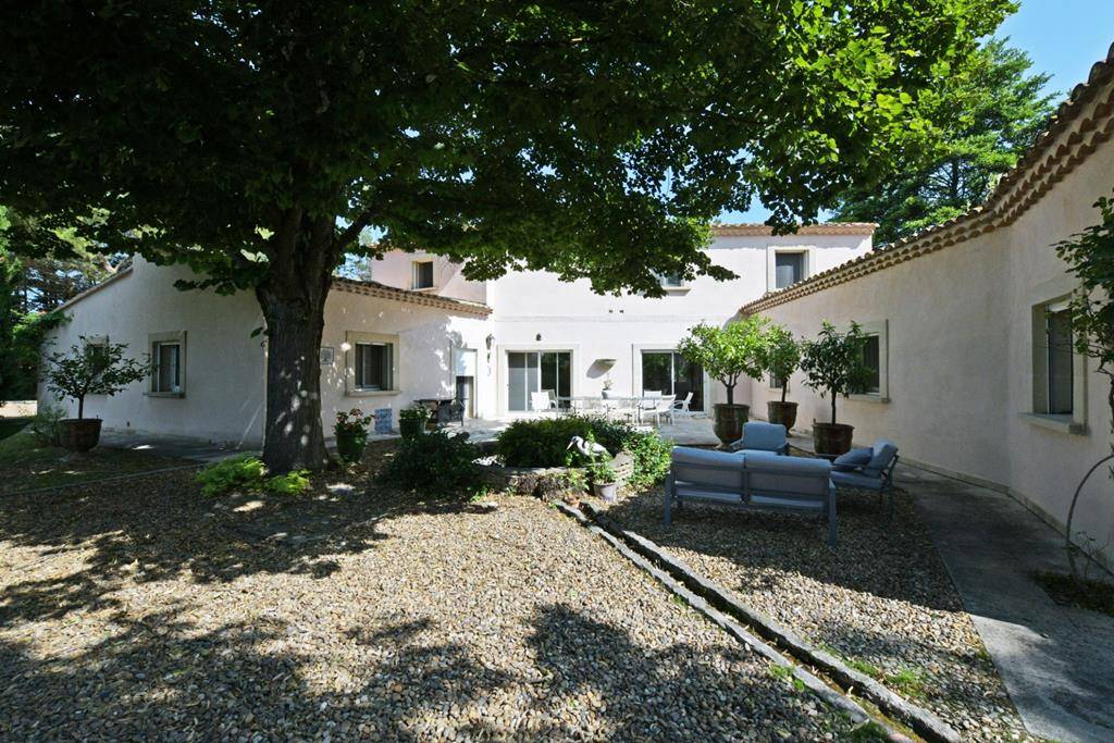 ISLE SUR LA SORGUE: PLEASANT RIVERSIDE FAMILY PROPERTY