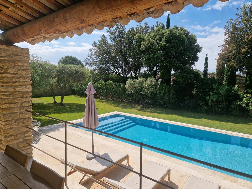 STONE HOUSE WITH SWIMMING POOL AND GARAGES