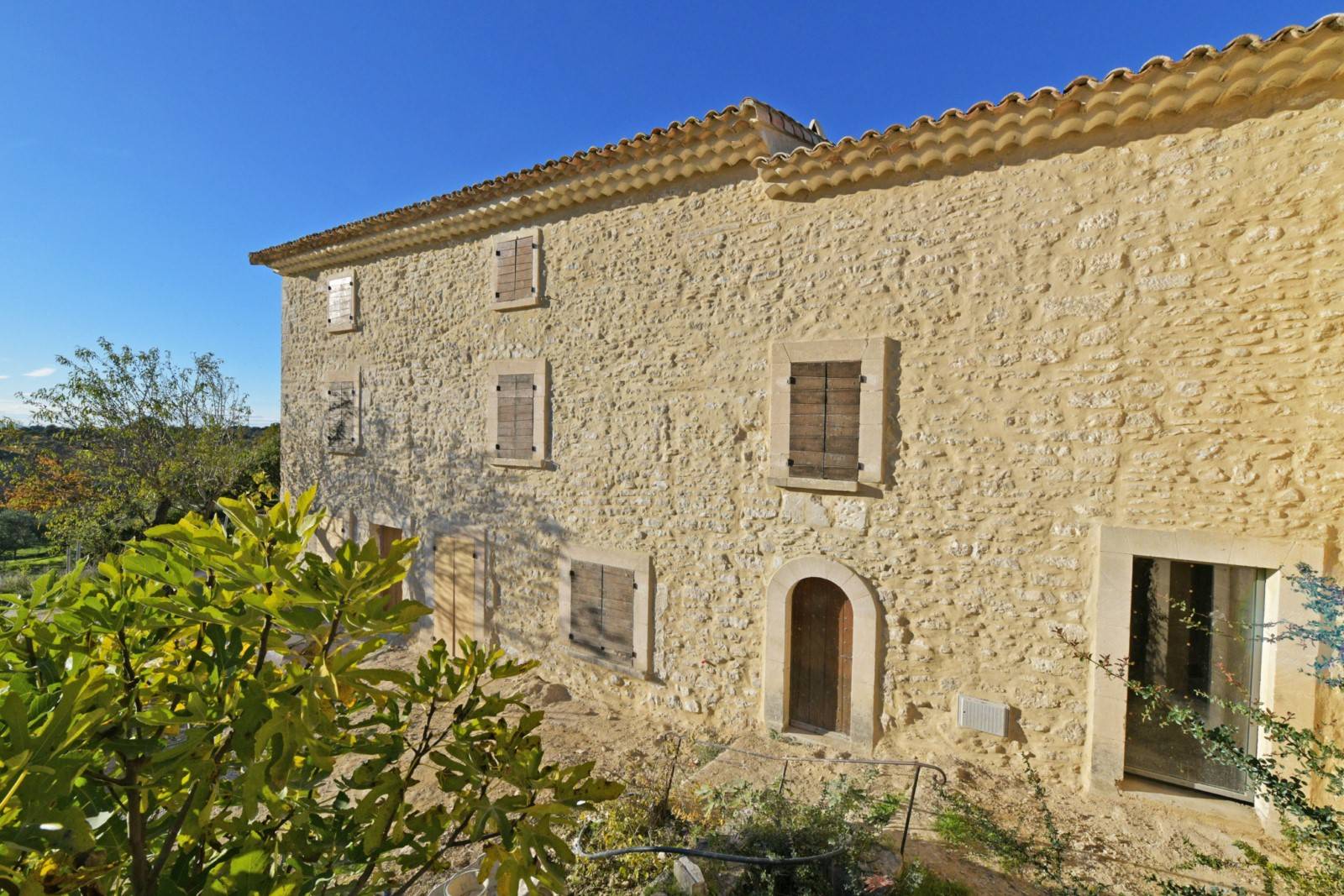 Gordes: Renovated 18th century farmhouse with swimming pool and view of the Luberon