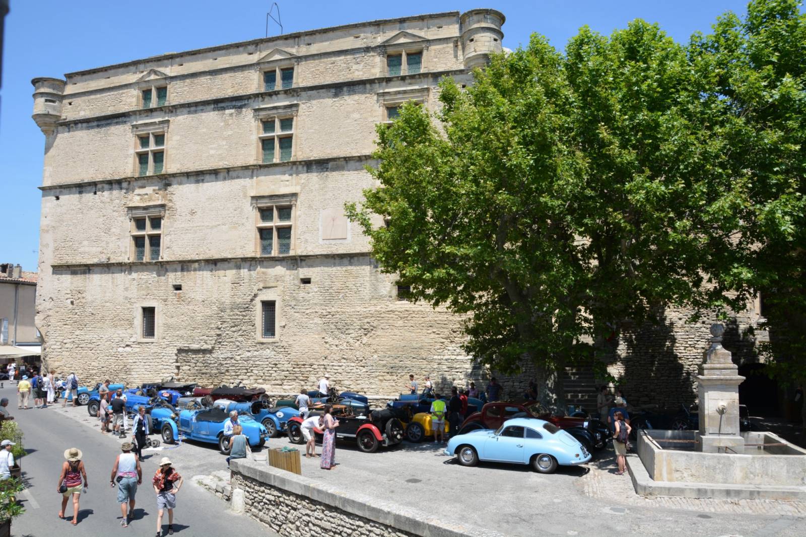 Porsche, Ferrari, Lamborghini, Aston Martin, Bentley, Bugatti, McLaren or Maserati: discover the roads of Provence, the Mont Ventoux, the Alpilles and the Luberon in a sports car with ROSIER!