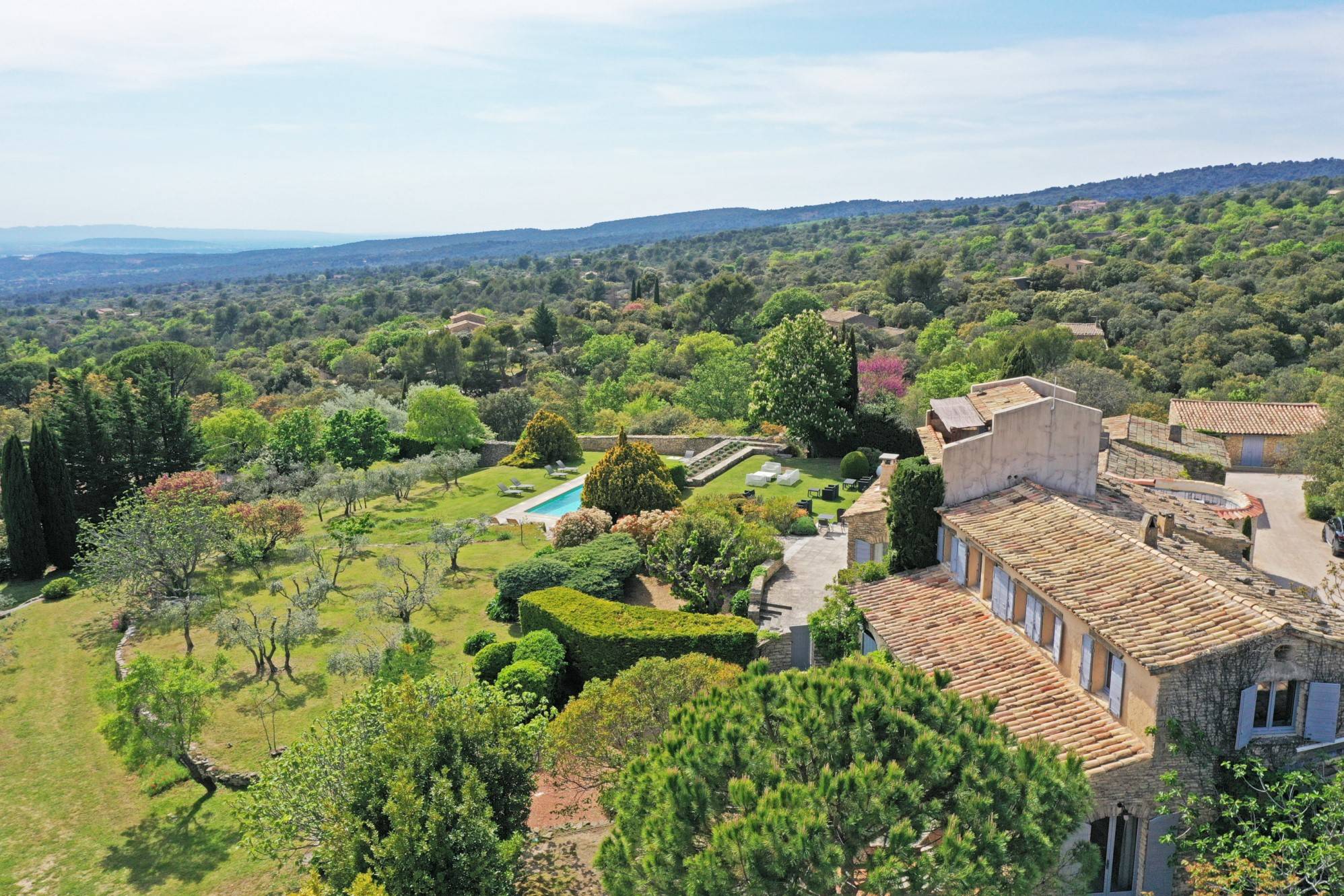 Close to the centre of the village of Gordes, exceptional property facing the Luberon and the Alpilles
