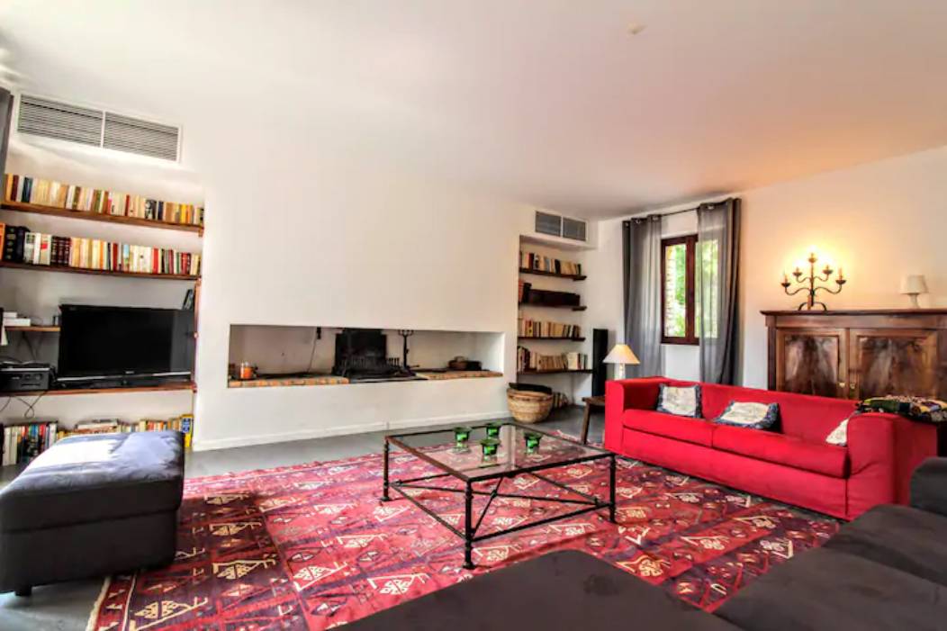 In the golden triangle, near the village of Gordes, pretty stone house with heated swimming pool.