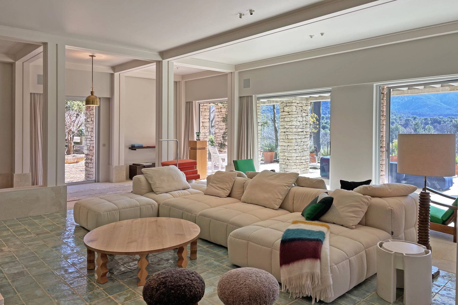 Ménerbes: architect-designed house in the heart of the Luberon with pool, full equiped pool house, fitness room and movie theater