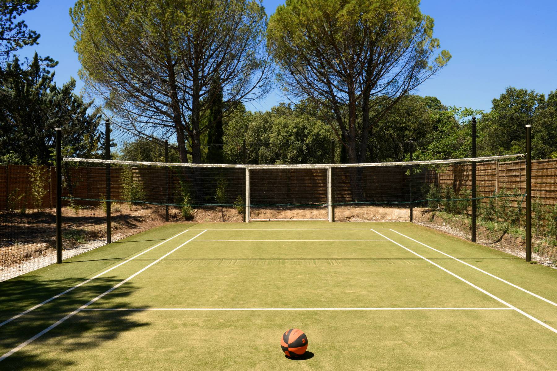 Stunning Estate rental in Gordes in a Mediterranean park with pool and multisport court