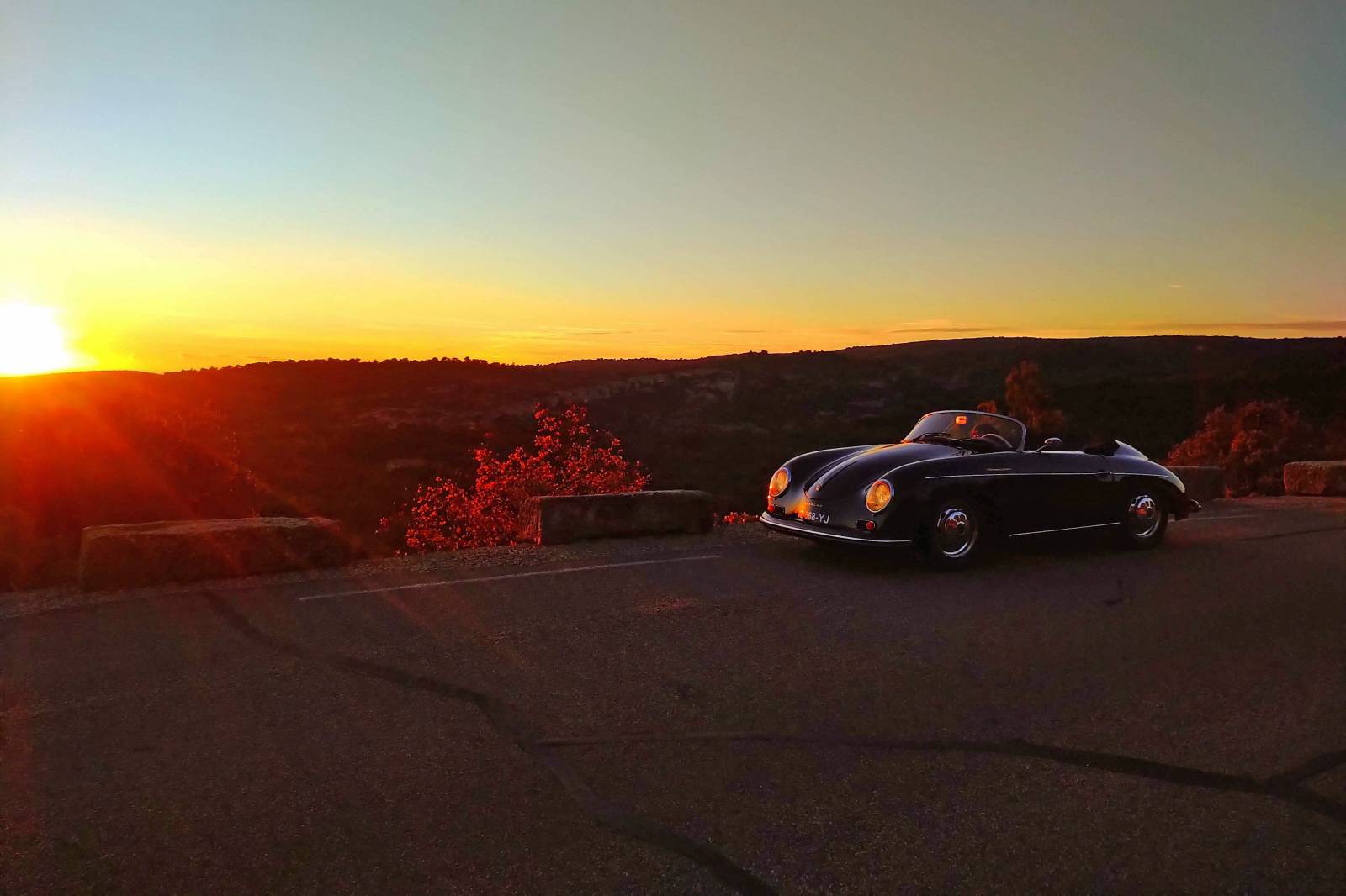 Porsche, Ferrari, Lamborghini, Aston Martin, Bentley, Bugatti, McLaren or Maserati: discover the roads of Provence, the Mont Ventoux, the Alpilles and the Luberon in a sports car with ROSIER!