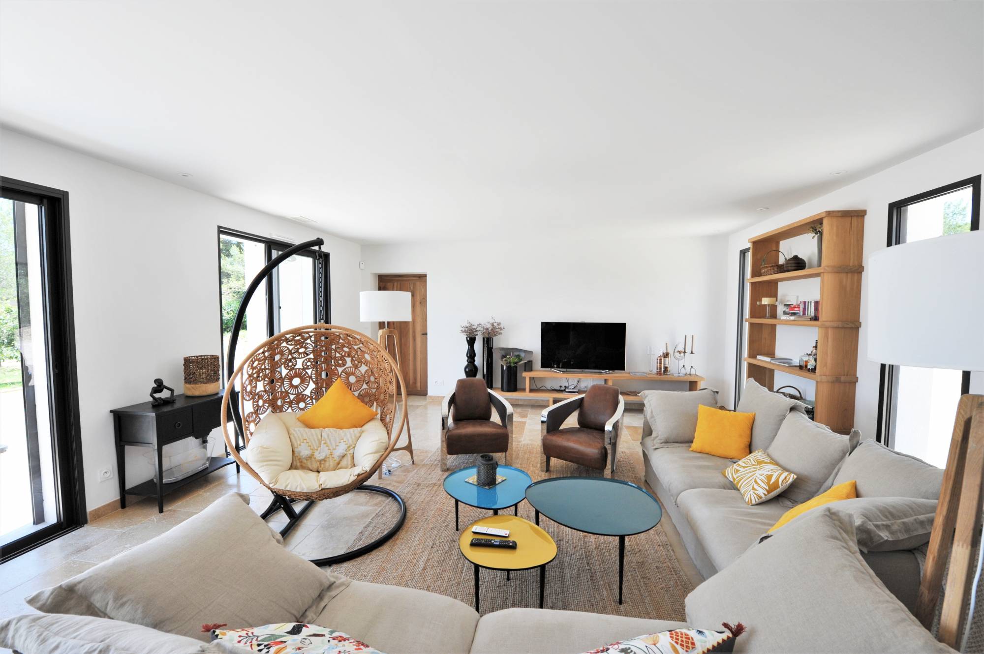 Holiday rental in Joucas, near Gordes and facing the Luberon, charming contemporary air-conditioned house with lap pool.