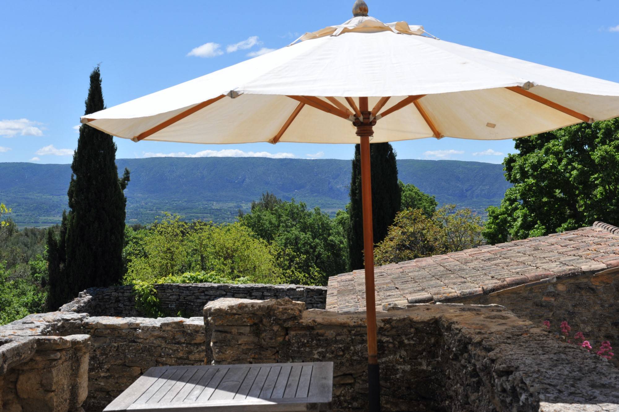 Close to Gordes, unique property full of character set on 25 hectares