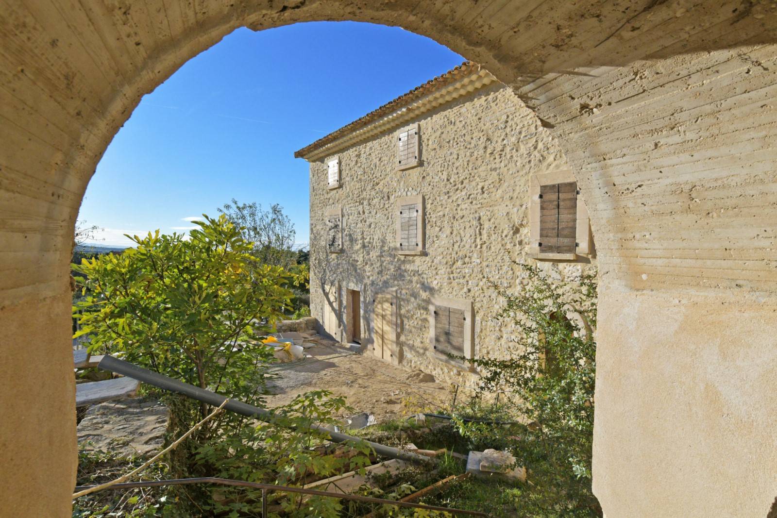 Gordes: Renovated 18th century farmhouse with swimming pool and view of the Luberon