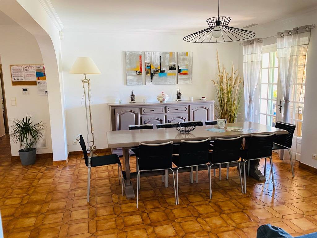 Near L'Isle-sur-la-Sorgue, stone house with swimming pool
