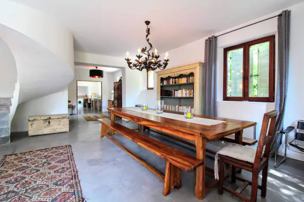In the golden triangle, near the village of Gordes, pretty stone house with heated swimming pool.
