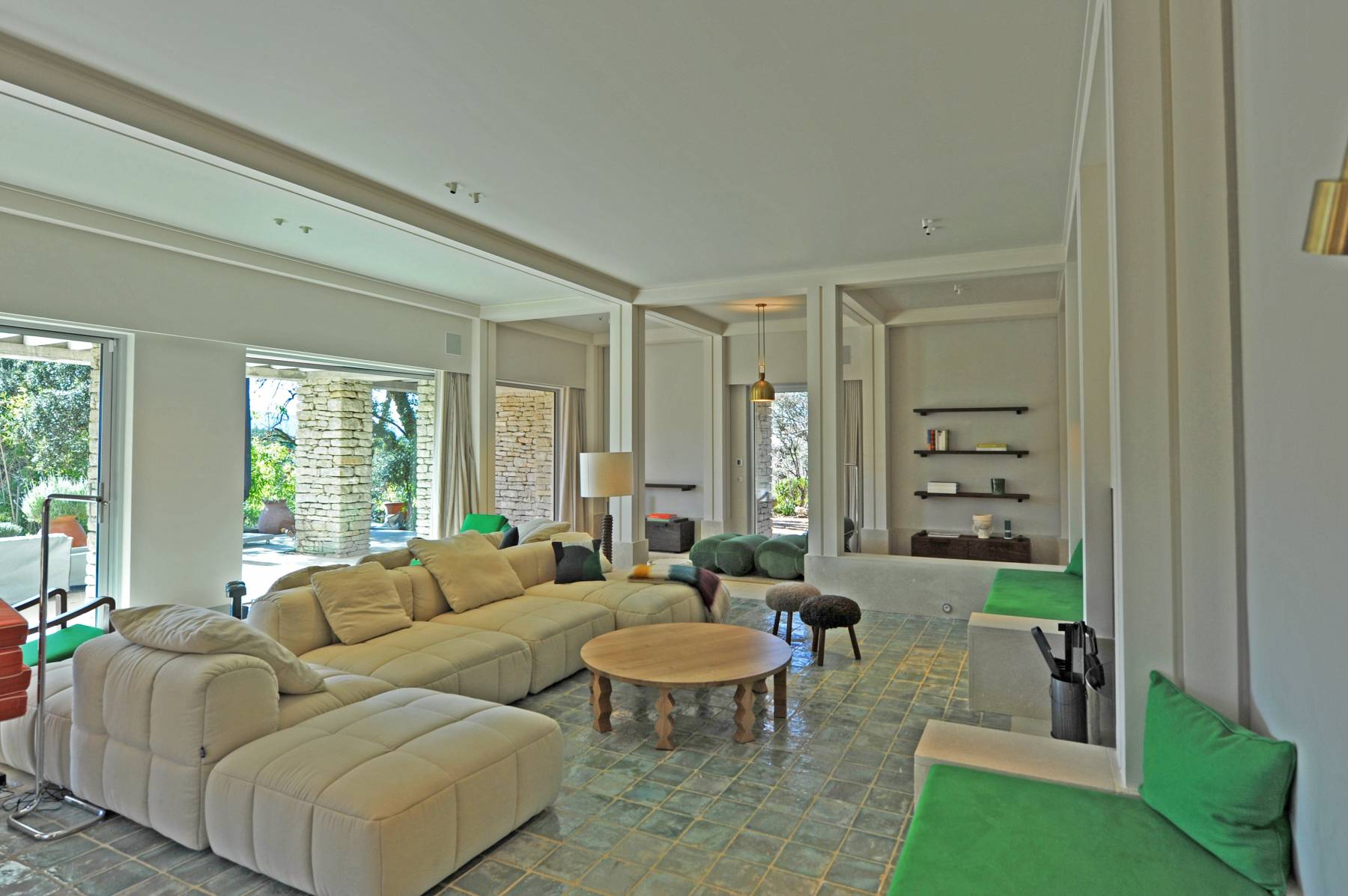 Ménerbes: architect-designed house in the heart of the Luberon with pool, full equiped pool house, fitness room and movie theater
