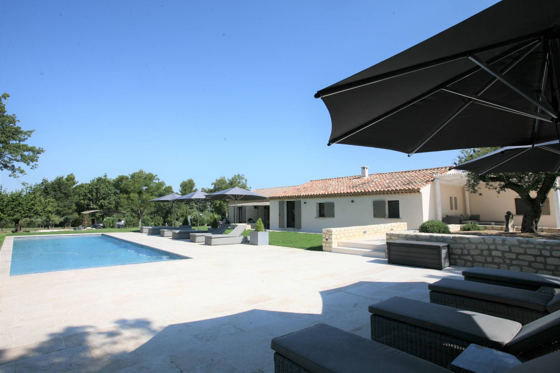 Ménerbes, for rent,  beautiful renovated house in a contemporary style with views over the Luberon