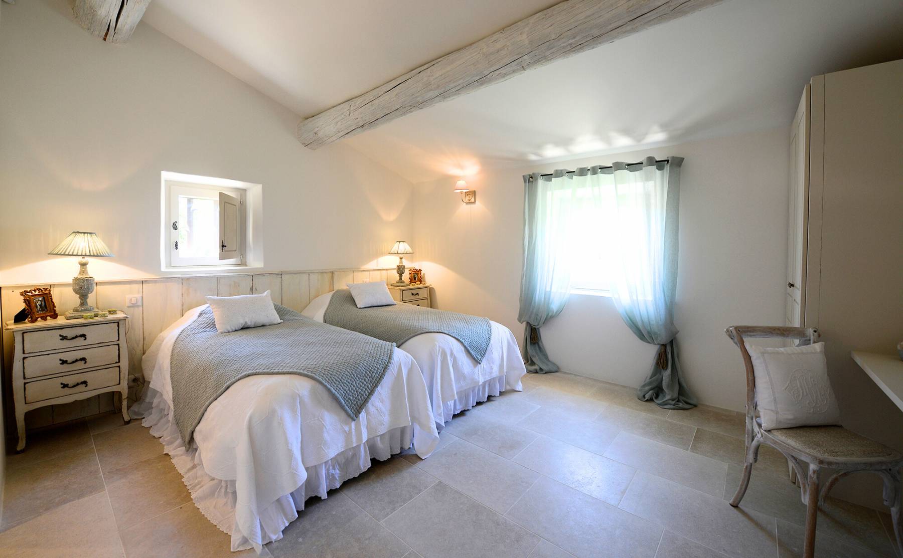 Stunning Estate rental in Gordes in a Mediterranean park with pool and multisport court