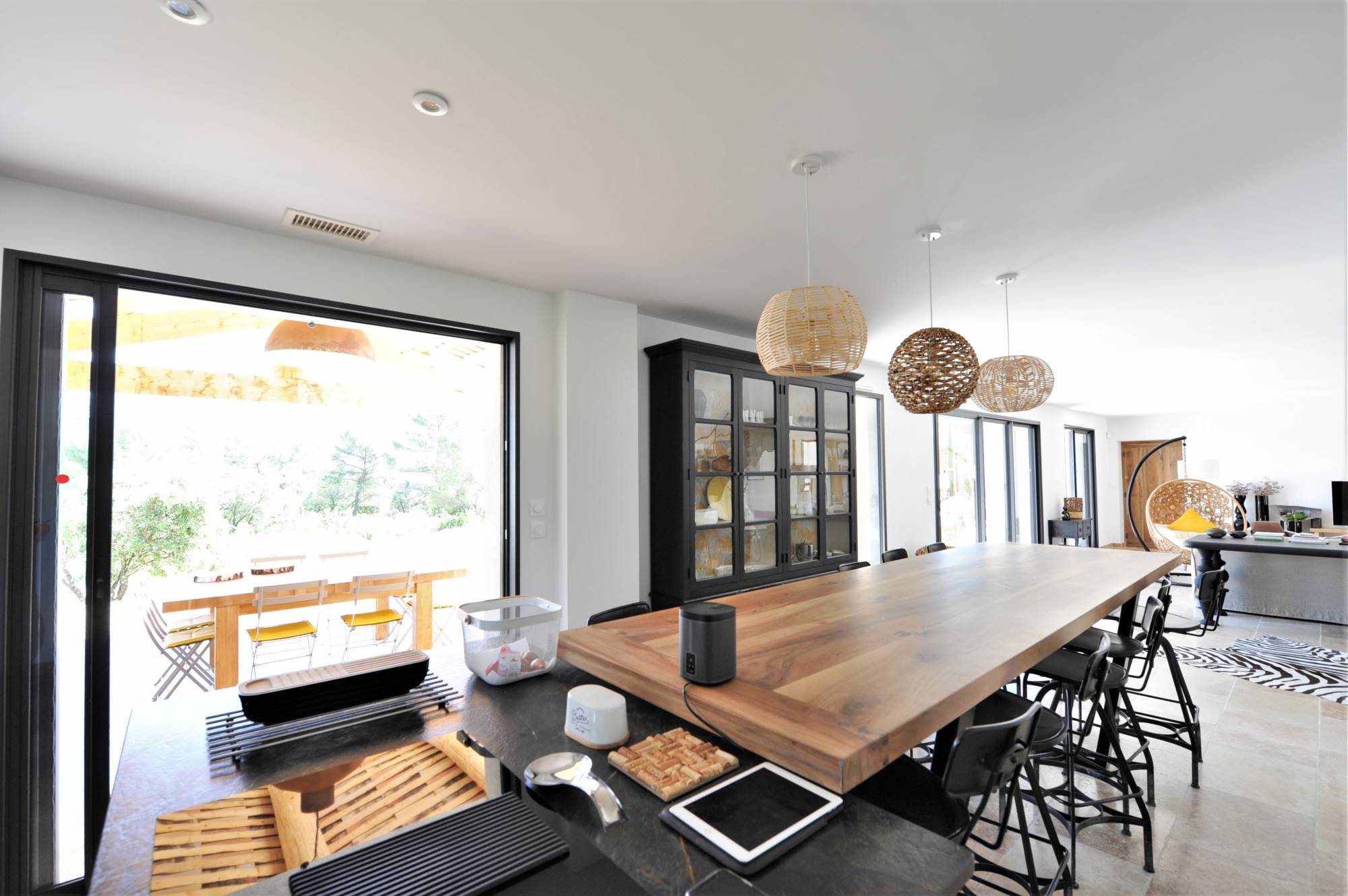 Holiday rental in Joucas, near Gordes and facing the Luberon, charming contemporary air-conditioned house with lap pool.