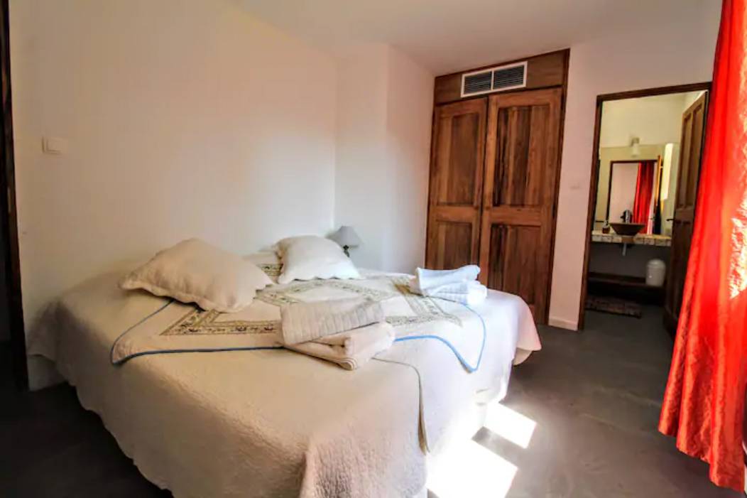 In the golden triangle, near the village of Gordes, pretty stone house with heated swimming pool.