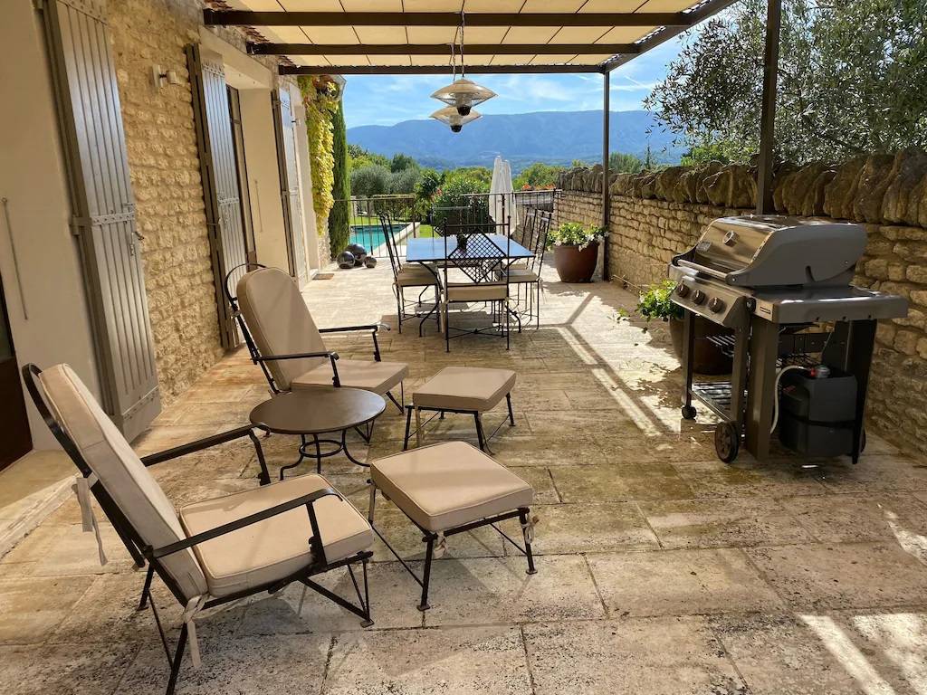 For your holiday in Gordes, facing the Luberon, charming house for four guests with pool and views.