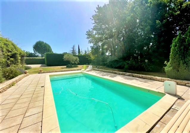 In Gordes, single-storey house with view of the vineyards