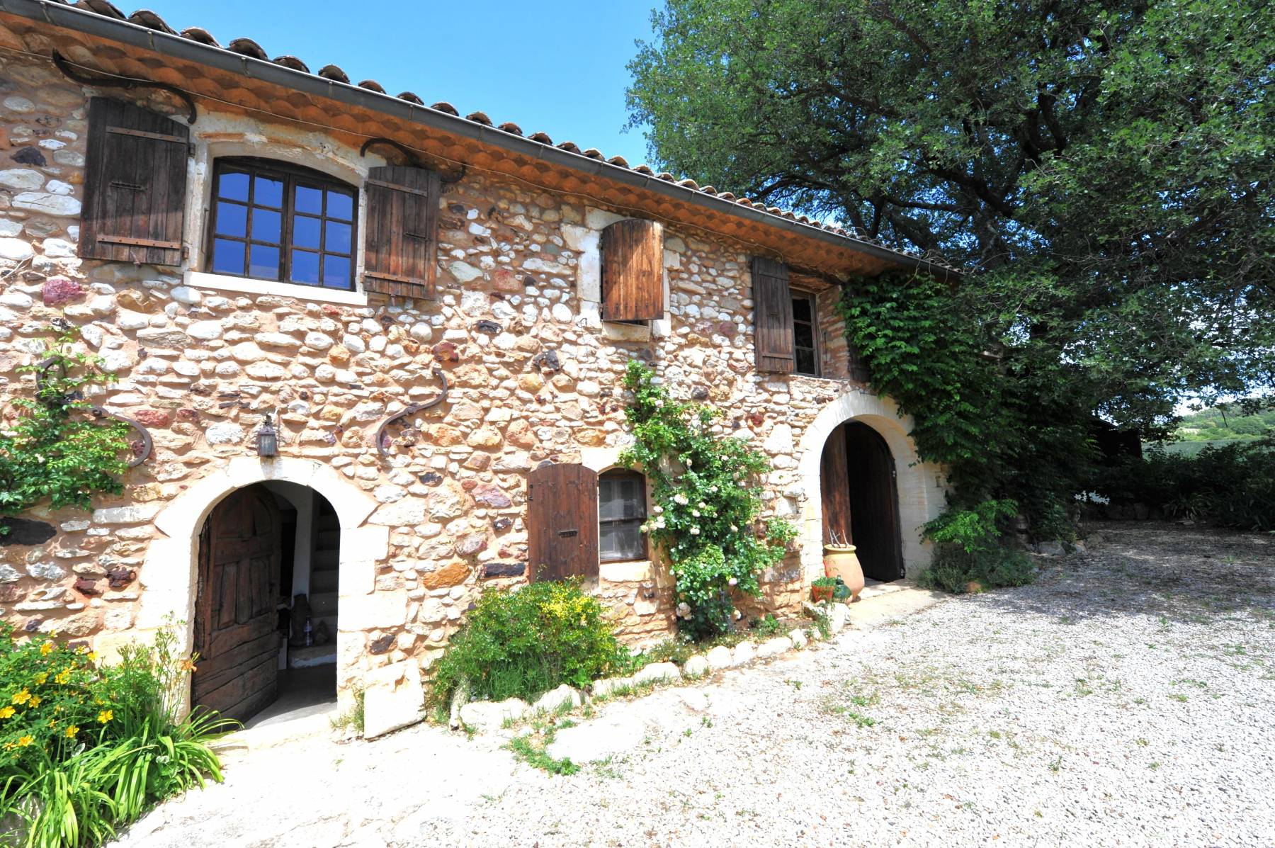 Roussillon, old farmhouse to renovate on more than 10000 m² of land