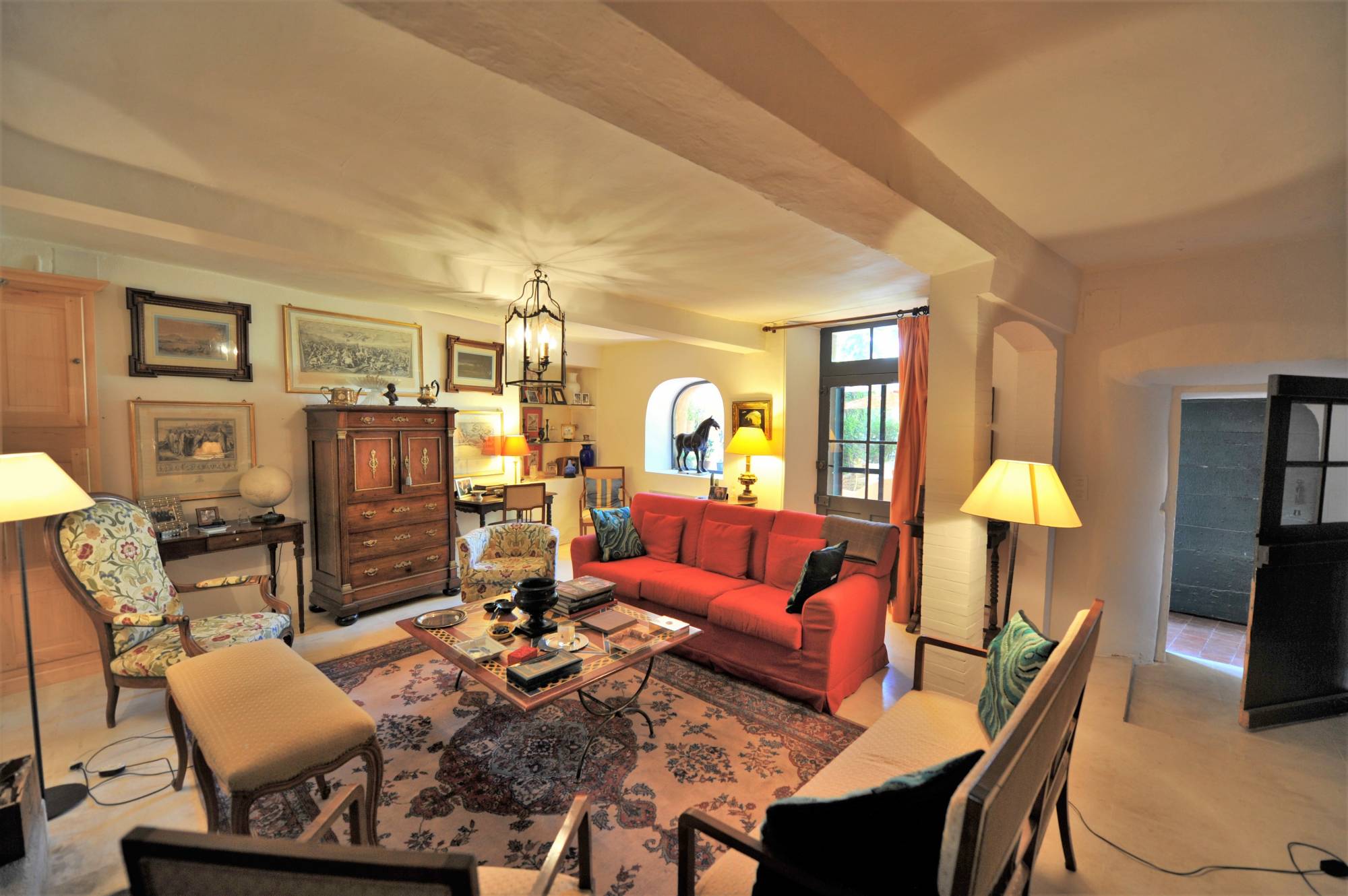 Roussillon: 19th century village house with pond and garage