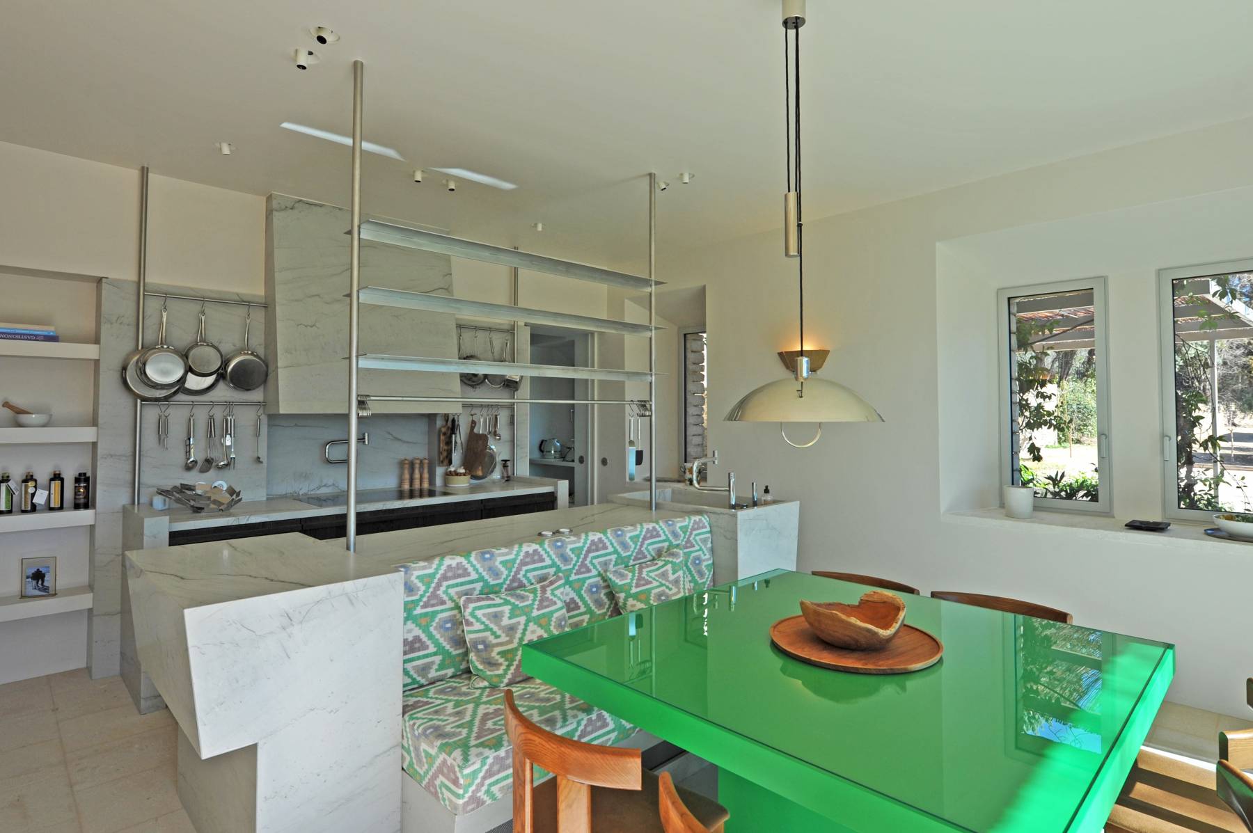 Ménerbes: architect-designed house in the heart of the Luberon with pool, full equiped pool house, fitness room and movie theater