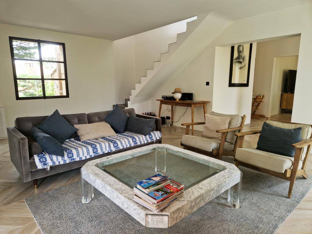 STONE HOUSE WITH SWIMMING POOL AND GARAGES