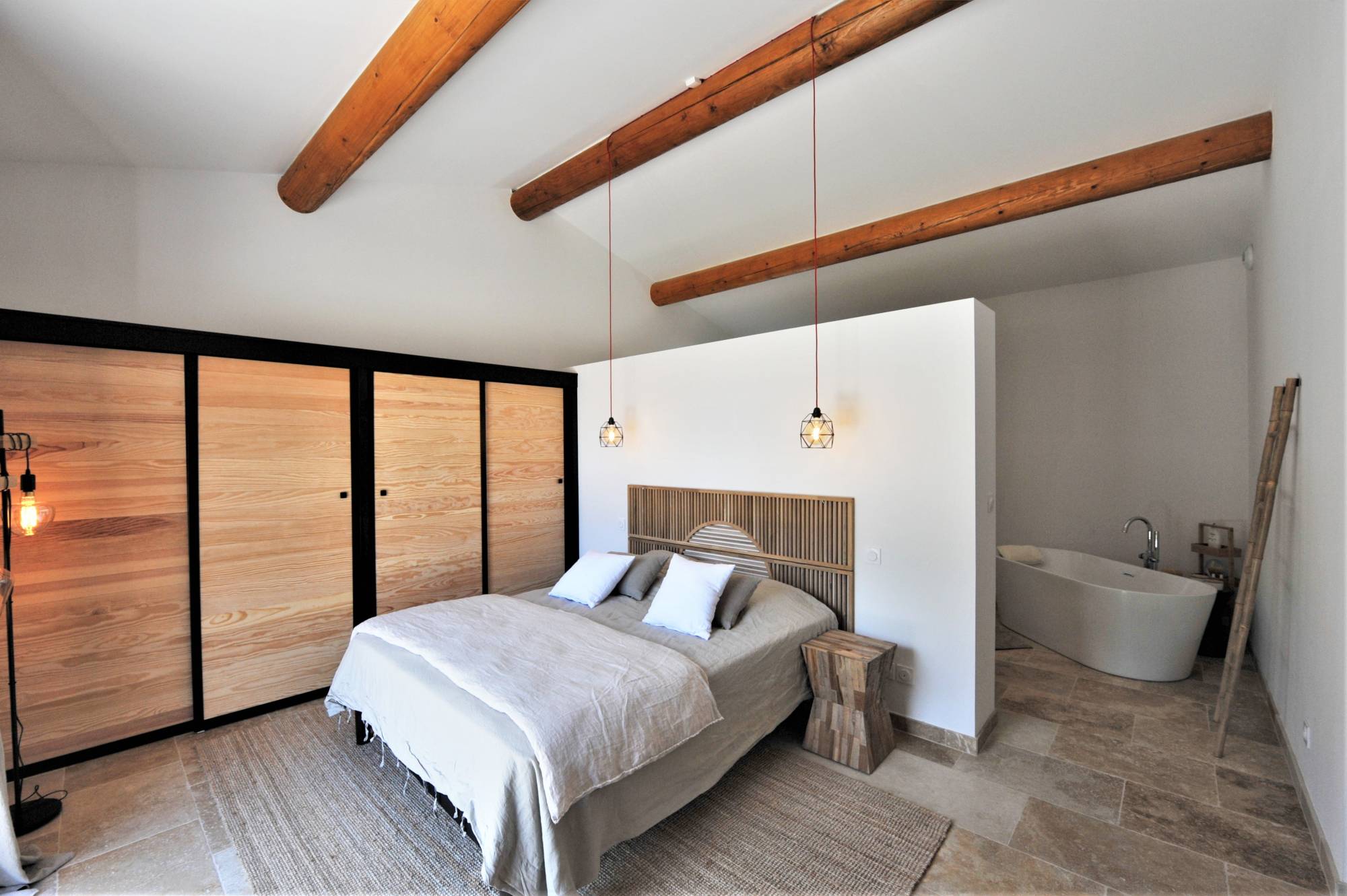 Holiday rental in Joucas, near Gordes and facing the Luberon, charming contemporary air-conditioned house with lap pool.