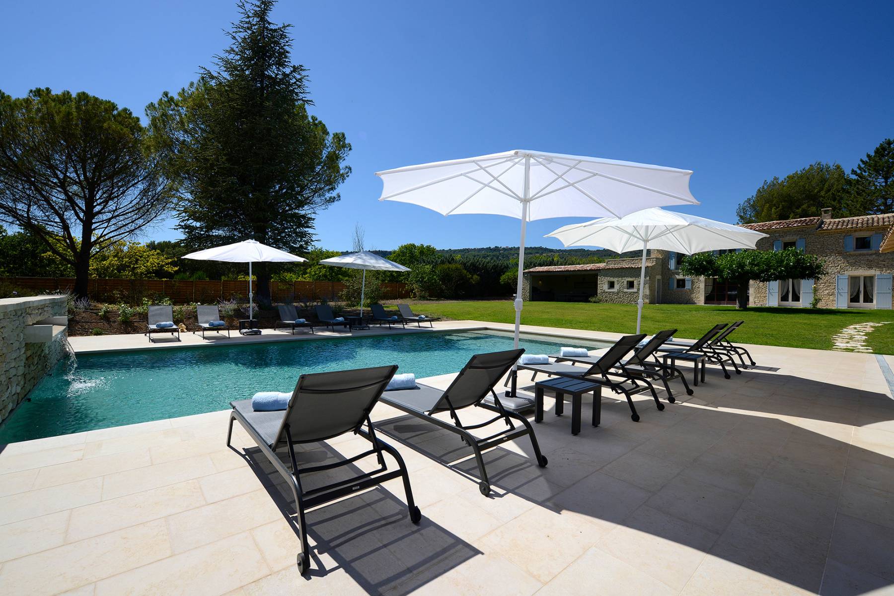 Stunning Estate rental in Gordes in a Mediterranean park with pool and multisport court