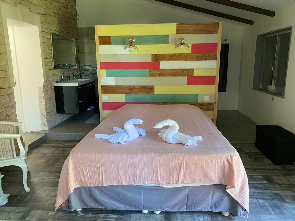 Near L'Isle-sur-la-Sorgue, stone house with swimming pool