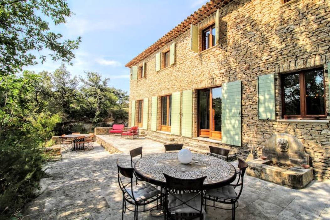 In the golden triangle, near the village of Gordes, pretty stone house with heated swimming pool.