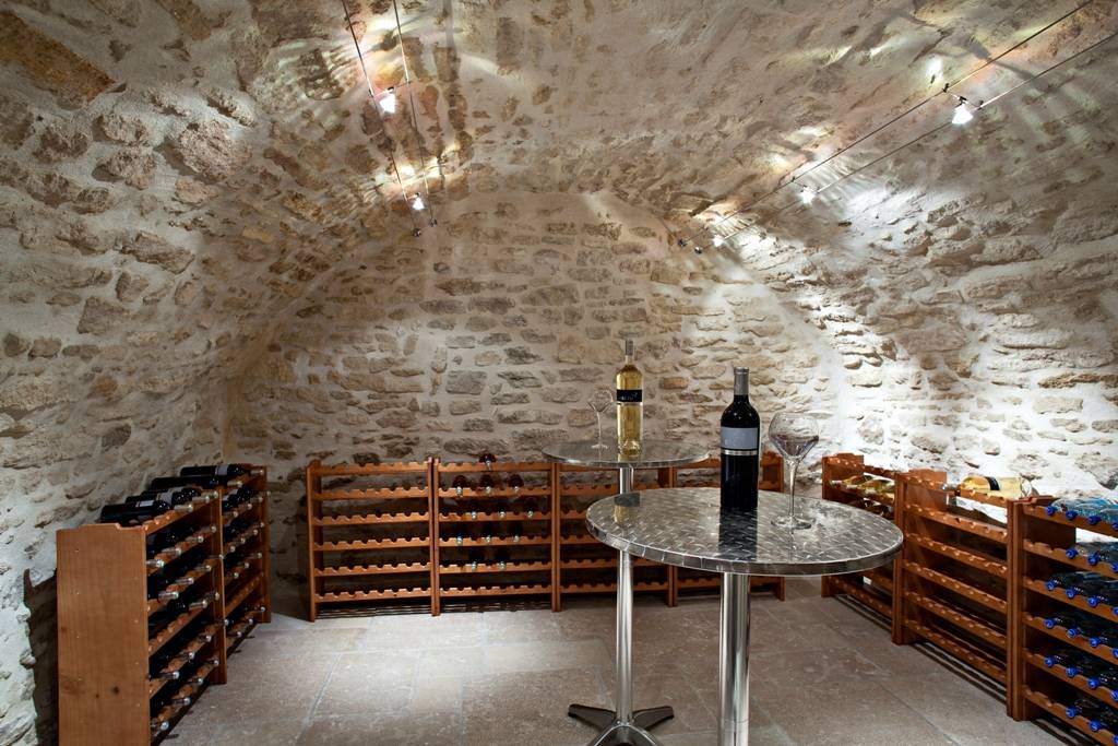 Bastide High Standard in stone of about 850 sqm, renovated in a contemporary style with heated pool