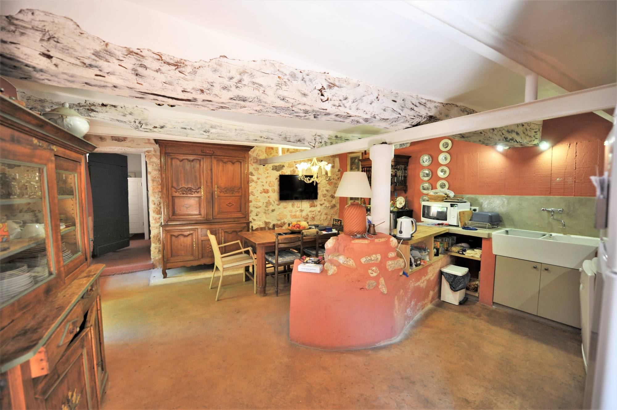 Roussillon: 19th century village house with pond and garage