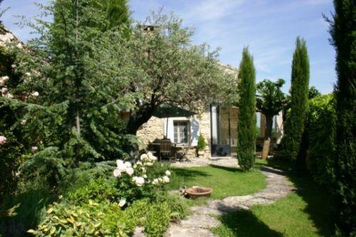 Nice hamlet house with garden near Gordes