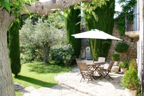 Nice hamlet house with garden near Gordes