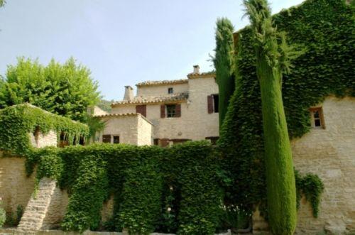 Goult, beautiful property of 2 acres enclosed with stone walls on the hedge of a perched village.