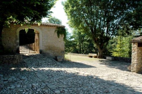 Goult, beautiful property of 2 acres enclosed with stone walls on the hedge of a perched village.