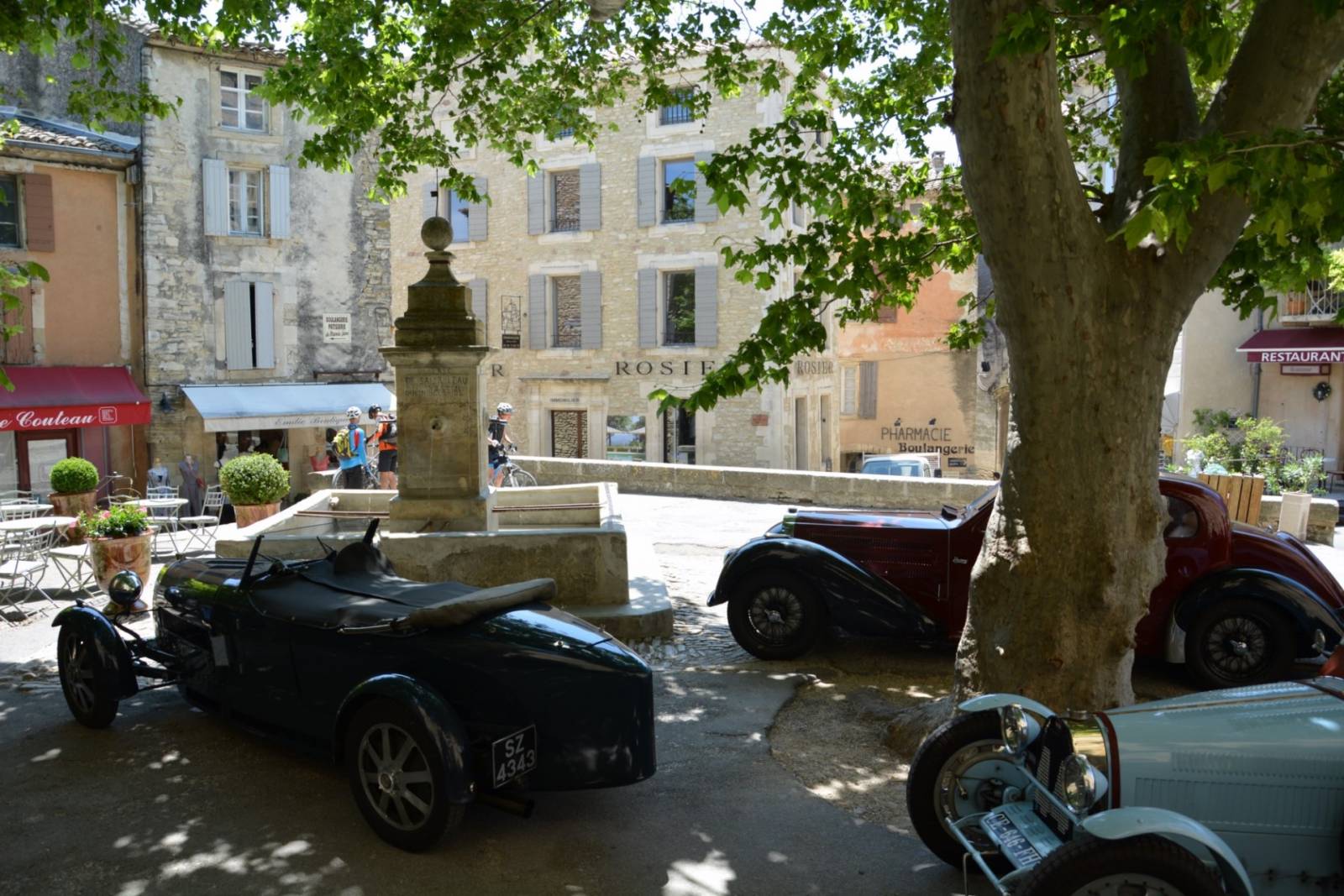 Porsche, Ferrari, Lamborghini, Aston Martin, Bentley, Bugatti, McLaren or Maserati: discover the roads of Provence, the Mont Ventoux, the Alpilles and the Luberon in a sports car with ROSIER!