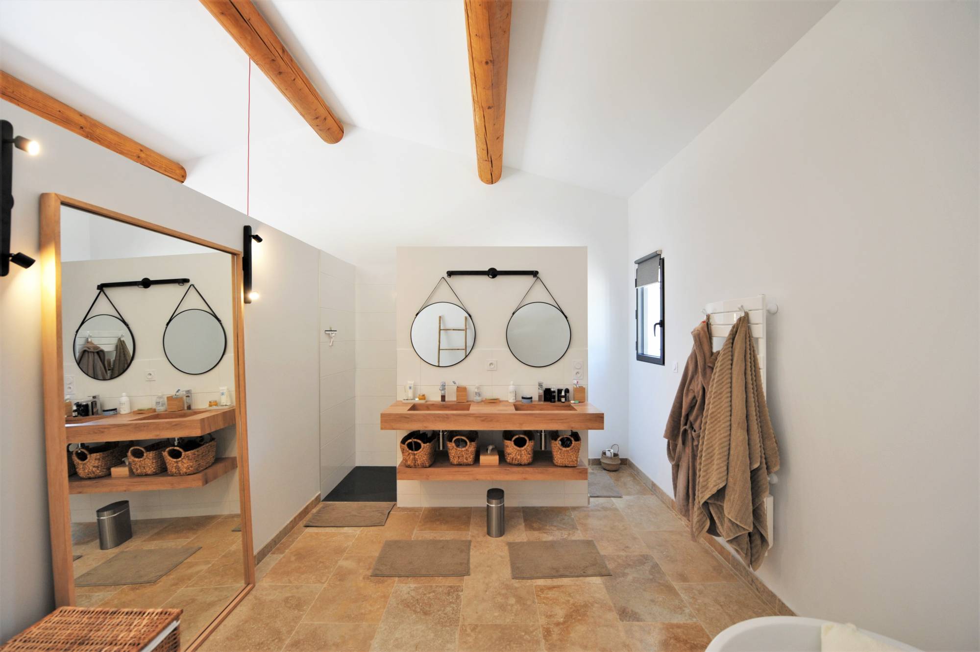 Holiday rental in Joucas, near Gordes and facing the Luberon, charming contemporary air-conditioned house with lap pool.