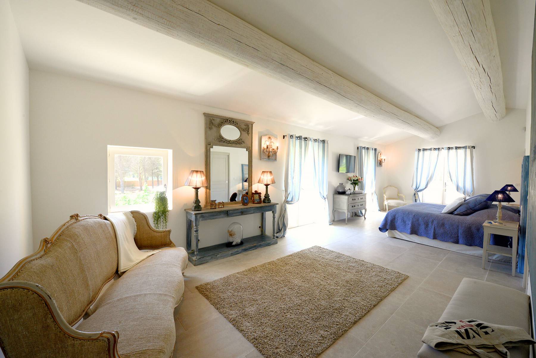 Stunning Estate rental in Gordes in a Mediterranean park with pool and multisport court