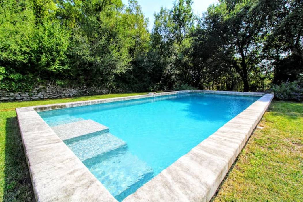 In the golden triangle, near the village of Gordes, pretty stone house with heated swimming pool.
