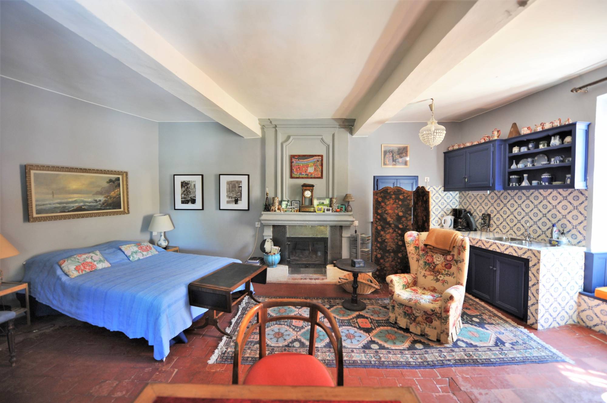 Roussillon: 19th century village house with pond and garage