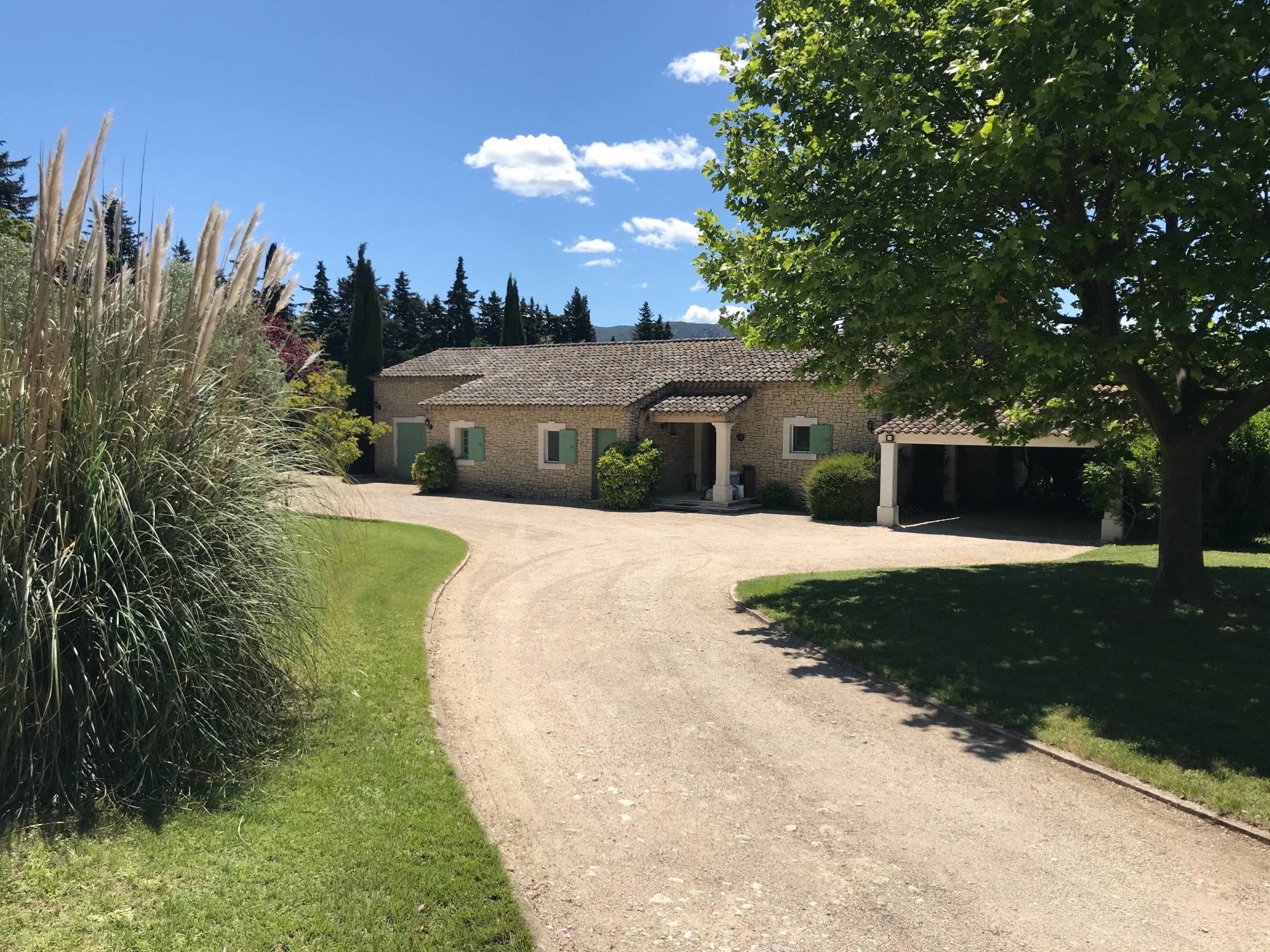 Near L'Isle-sur-la-Sorgue, stone house with swimming pool