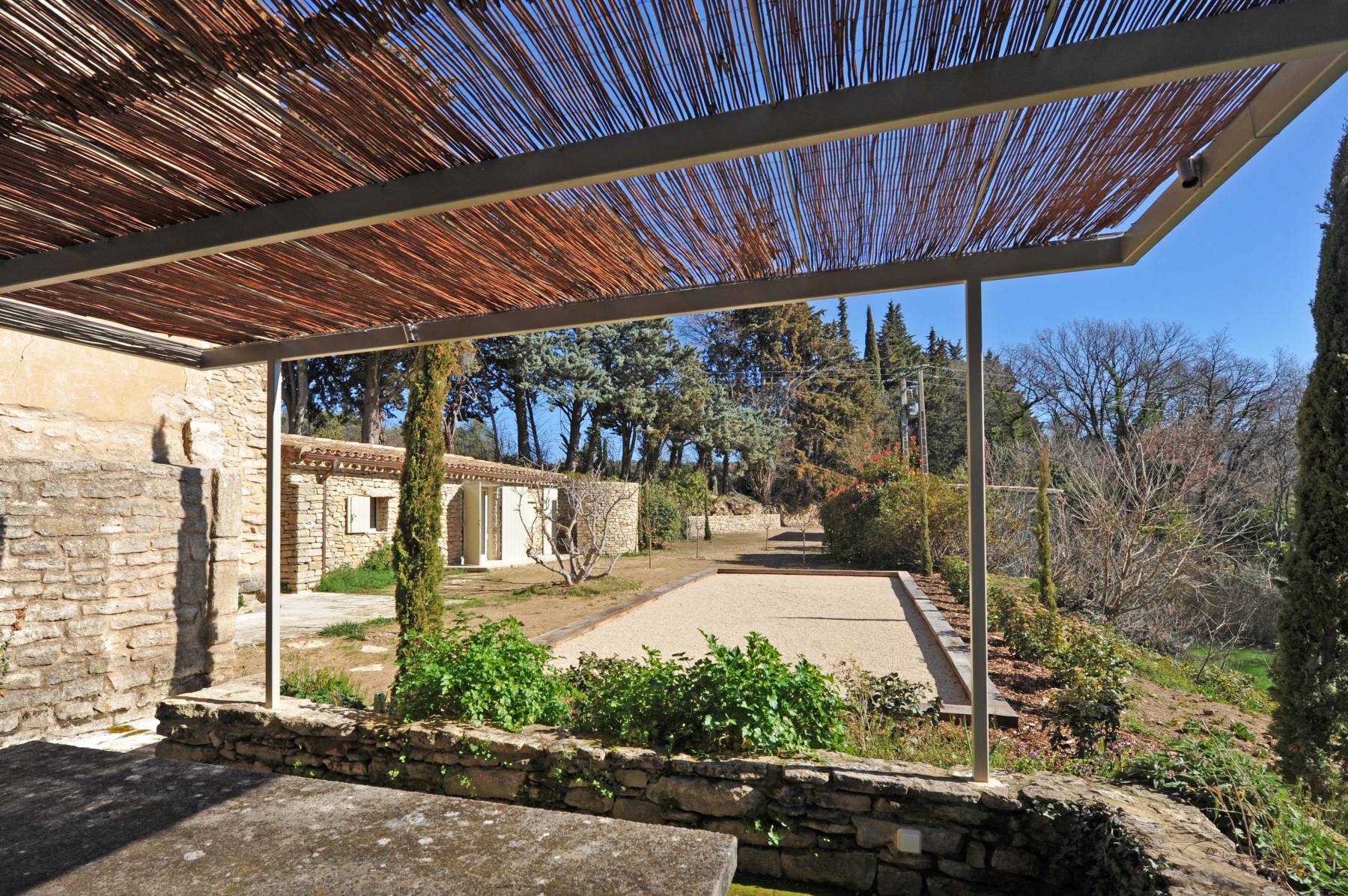 Ménerbes: architect-designed house in the heart of the Luberon with pool, full equiped pool house, fitness room and movie theater