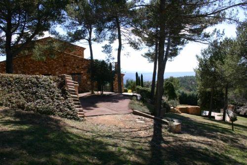 Roussillon, Luberon, red-stone house with swimming pool and extraordinary view