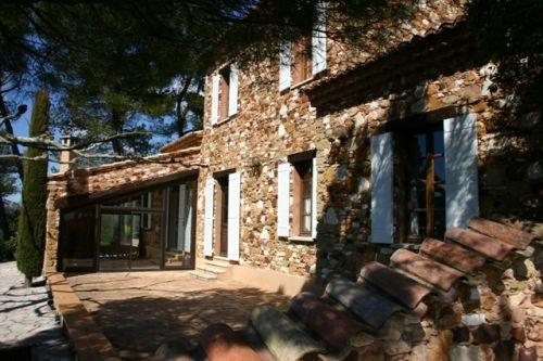 Roussillon, Luberon, red-stone house with swimming pool and extraordinary view