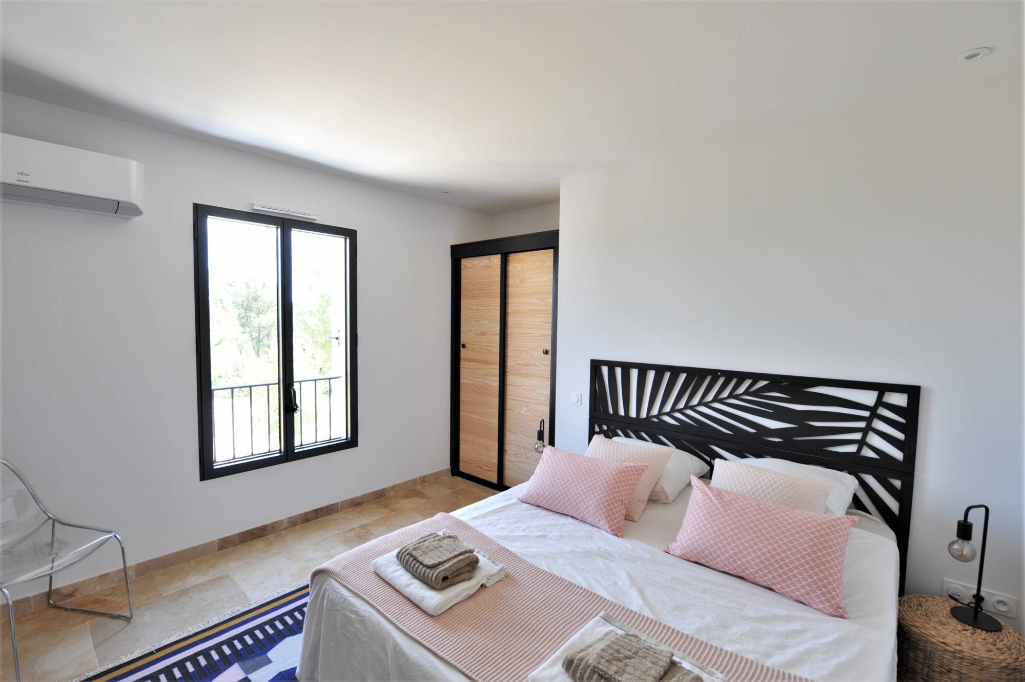 Holiday rental in Joucas, near Gordes and facing the Luberon, charming contemporary air-conditioned house with lap pool.