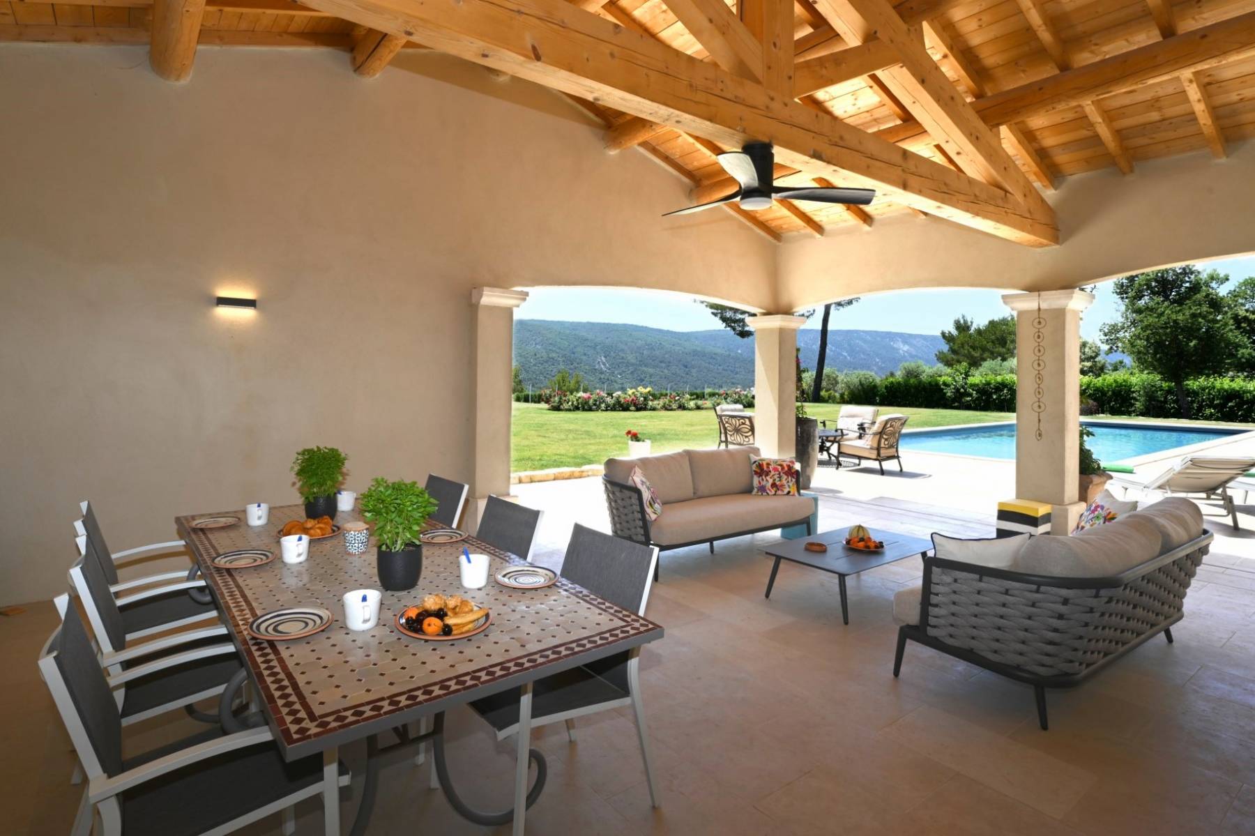 Ménerbes: contemporary villa in a dominant position facing the Luberon