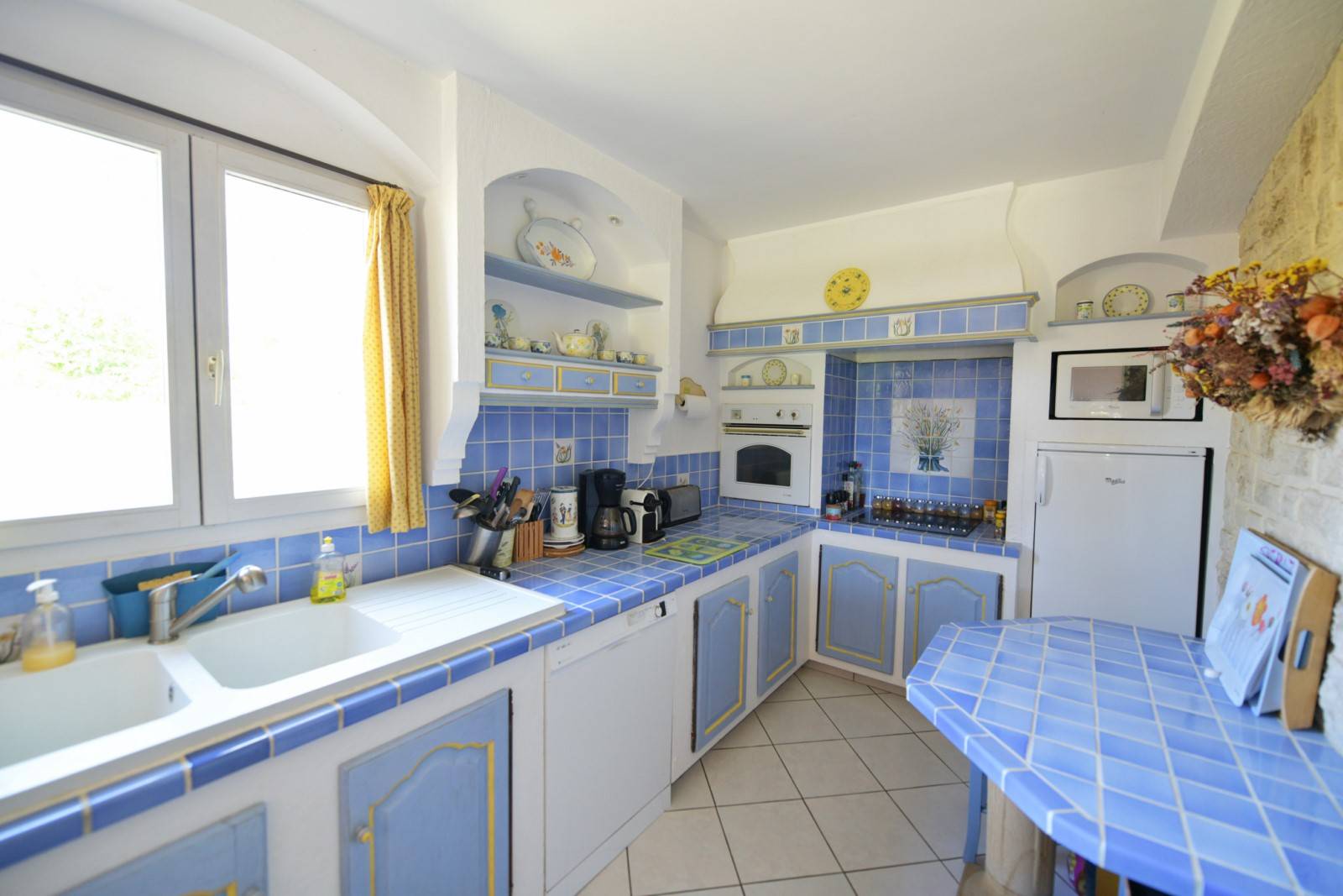 Four bedrooms villa with swimming pool and outbuildings for sale on landscaped grounds close to the centre of l'Isle-sur-la-Sorgue.